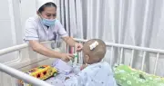 Công an tìm 5 người thân liên quan vụ bé trai 2 tuổi bị mẹ và cha dượng bạo hành