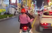 Công an vào cuộc vụ người phụ nữ rải vàng mã xuống đường ở TP.HCM
