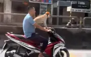 Công an xác minh người đàn ông 'đầu trần' lái xe để chờ đợi mũ bảo hiểm