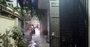 Cổng mở ra ngoài lối đi chung: Vi phạm quy định xây dựng, người dân có thể khiếu nại