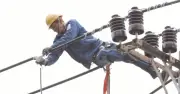 Công nhân điện lực làm việc cật lực nâng cấp lưới điện trong nắng nóng