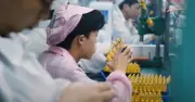 Công nhân Thâm Quyến thử 10.000 chiếc vape mỗi ngày gây sốc