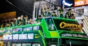 Công Phượng cùng Đồng Nai rước Cup dưới mưa, ăn mừng thăng hạng V-League
