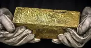 Căng thẳng Trung Đông đẩy giá vàng biến động, triển vọng trung hạn vẫn lạc quan