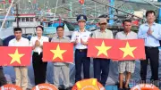 Cảnh sát biển 2 thăm hỏi, động viên ngư dân Quảng Ngãi sau hỏa hoạn