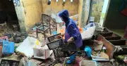 Cảnh tan hoang ở khu chợ sát quốc lộ sau khi nước áp vào ngập sâu đến cổ