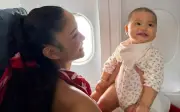 Con gái H'Hen Niê 8 tháng tuổi đã đi 7 chuyến bay, biểu cảm đáng yêu mỗi lần đi máy bay