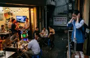 Con tôi phải khăn gói sang nhà bác ôn thi lớp 10 vì hàng xóm hát karaoke mỗi tối