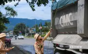 CSGT Hà Nội xử lý xe quá tải trên đường Hồ Chí Minh giữa nắng nóng gần 40°C