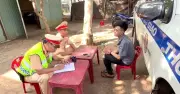 CSGT Đắk Lắk bắt nóng nghi phạm cướp vàng đang chạy trốn trên xe khách