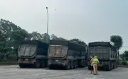 CSGT xử lý nhiều xe chở cát vi phạm trên cao tốc Nghệ An - Ninh Bình