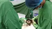 Cứu bệnh nhân bị hai đai ốc siết chặt dương vật suốt một tháng