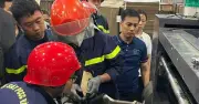 Cứu hộ công nhân Trung Quốc bị máy in cuốn tay tại Bắc Giang