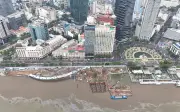 Cầu đi bộ vượt sông Sài Gòn vượt 50% khối lượng, hình hài 'Lá dừa nước' dần lộ diện