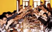 Câu nói của hoa khôi khiến cả lớp rời nhóm chat lúc nửa đêm