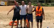 Cứu sống 4 du khách bị sóng cuốn ở bãi tắm Cửa Tùng