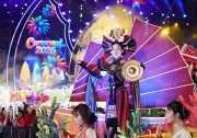 Dàn hoa hậu quảng bá trang phục văn hóa dân tộc tại lễ hội đường phố Hạ Long