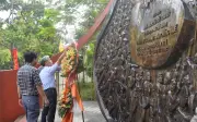 Dâng hoa tại Di tích Tòa Khâm sứ Trung kỳ kỷ niệm 136 năm ngày sinh Bác Hồ