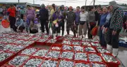 Du khách chen chân săn hải sản tươi roi rói ở chợ cá nức tiếng Cửa Lò
