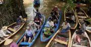 Du khách Indonesia thích thú trải nghiệm sông nước miền Tây