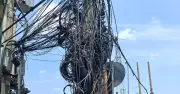 Dây cáp chằng chịt trên trụ điện tại giao lộ CMT8 - Trường Sơn