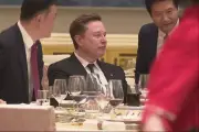 Elon Musk và CEO Xiaomi gây sốt với khoảnh khắc selfie tại Bắc Kinh