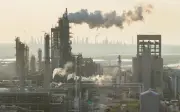 Giá dầu tăng vọt sau xung đột Mỹ - Iran tại eo biển Hormuz