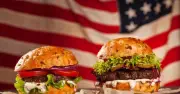 Giá thịt bò Mỹ tăng kỷ lục, burger bình dân thành xa xỉ
