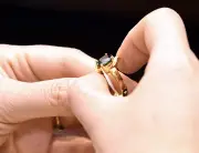 Giá vàng giảm mạnh do lo ngại lạm phát và lãi suất cao