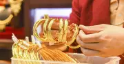 Giá vàng giảm nhưng vẫn ở ngưỡng cao nhờ lạc quan hòa bình Mỹ-Iran