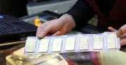 Giá vàng lao dốc, người mua lỗ tới 7 triệu đồng mỗi lượng