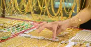 Giá vàng lao dốc, nhà đầu tư xa vắng, giấy dán âm thầm vét vàng thật