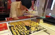 Giá vàng SJC bốc hơi 7 triệu đồng mỗi lượng trong tháng Tư