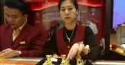 Giá vàng thế giới giảm 35 USD, trong nước tăng nhẹ