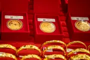 Giá vàng tăng dựng đứng, đẩy lao động trước diễn biến mới