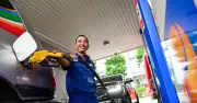 Giá xăng dầu hôm nay 26/5: Thế giới lao dốc, trong nước chờ điều chỉnh