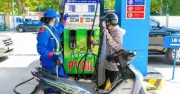 Giá xăng E10 cho xe máy tăng, nhiều người than nóng máy