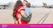 Gia đình thủy thủ vỡ òa đón siêu hàng không mẫu hạm Mỹ trở về sau hải trình kỷ lục