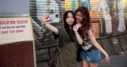 Giới trẻ thích thú check-in trải nghiệm đồng guốc mộc ở chợ Tân Định