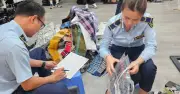 Gần 2.000 sản phẩm thời trang nghi giả hiệu bị thu giữ tại Hà Nội