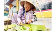 Gánh bánh đúc mật 70 năm giữ hồn quê giữa phố Huế
