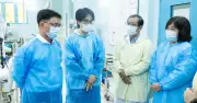 Hà Anh Tuấn cùng lãnh đạo TP.HCM thăm bé gái 2 tuổi ghép gan thành công