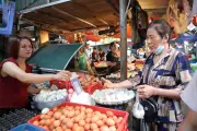 Hộ kinh doanh quay lại dùng tiền mặt sau quy định thuế mới: Thực hư dòng tiền rút khỏi ngân hàng?