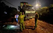 Hà Nội kịp thời chặn đứng xe tải đổ trộm chất thải ra cánh đồng lúc nửa đêm