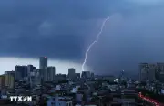Hà Nội: Mưa lớn cục bộ, nhiều tuyến phố phía Tây ùn tắc, ngập tạm thời