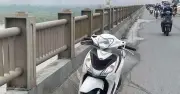 Hà Nội: Nam thanh niên bỏ xe máy trên cầu Vĩnh Tuy rồi bất ngờ nhảy xuống sông