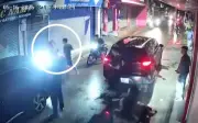 Hà Nội: Nam thanh niên đánh bạn gái giữa đường vì mâu thuẫn tình cảm