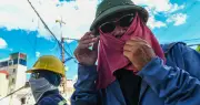 Hà Nội oằn mình dưới nắng nóng kỷ lục, nhiệt kế ngoài trời chạm 58 độ C
