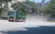 Hà Nội: Phố Tân Mỹ oằn mình dưới bụi bẩn và dàn xe tải trọng lớn