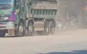 Hà Nội: Phố Tân Mỹ tàn hoang vì xe tải, đường lún nứt, bụi bay khắp nơi